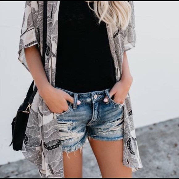 LAST‼️5 🌟 Ava Distressed Denim Shorts - Picture 2 of 8